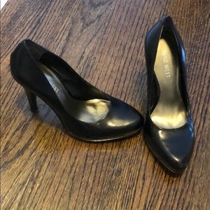 Size 4!! Black pumps